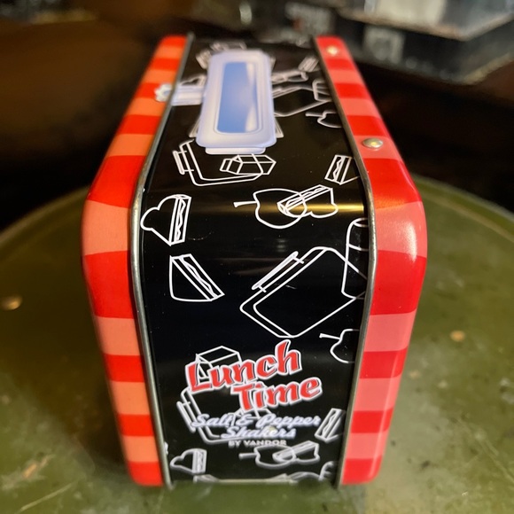 ELVIS PRESLEY Lunchtime SALT🧂& PEPPER SHAKERS 2002 Vandor + ELVIS BUTTONS 🎸 - Picture 6 of 9